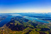 Über 258 Milliarden Euro und damit etwa sechs Prozent des Bruttoinlandprodukts der vier Staaten in der Grenzregion werden jährlich um den Bodensee erwirtschaftet. Hier ein Blick über den Überlinger See (links) zum Obersee und auf den Untersee (rechts). (Bild: Achim Mende)