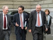 v.l.n.r. Die Nationalräte Hans-Ulrich Bigler (FDP/ZH), Olivier Feller (FDP/VD), Jean-Francois Rime (SVP/FR) und Christine Bulliard-Marbach (CVP/FR) vom überparteilichen Komitee gegen die Initiative «Zersiedelung stoppen - fuer eine nachhaltige Siedlungsentwicklung» auf dem Weg zur Medienkonferenz. (Bild: Keystone/ALESSANDRO DELLA VALLE)