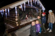 Kindern bestaunen das Adventsfenster der Familie Kirchhofer. (Bild: Eveline Beerkircher (Büron, 9. Dezember 2018))