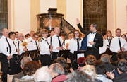 Applaus für Dirigent Benjamin Zwick und die Musikanten. (Bild: Judith Schuck)