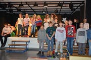 Die 5. Klasse des Schulhauses Feld in Grabs üben unter der Leitung von Lehrer Philipp Schär die Musikstücke ein. (Bild: Alexandra Gächter)