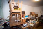 Alles zugestellt: Blick in eine Messie-Wohnung in der Ostschweiz. (Bild: Ralph Ribi)