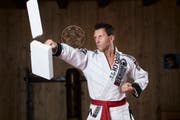 Guido Kessler zerbricht eine Gasbetonplatte in seinem Dojo. (Bild: Jakob Ineichen, Galgenen, 4. Dezember 2018)
