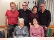 Der alte und der neue Vorstand; von links nach rechts: Peter Walker (Radmeisterschaft), Luisa Zgraggen (Vereinsmeisterschaft), Urs Gysin (Präsident) Michaela Epp (scheidende Sekretärin), Judith Gisler (Kasse) und Toni Baumann (Sekretär neu). (Bild: PD)
