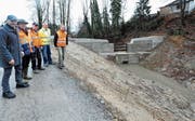 Abschlussbegehung über der vergrösserten Bachsperre Winkel am Dorfbach, von links: Gemeindepräsident Andreas Eggenberger, Ingenieur Reto Walser, Bauunternehmer Felix Rupprecht, Bauamtschef Roman Gruber, Förster Josef Benz. (Bild: Max Tinner)