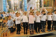 Auch der Kindergartenchor begeisterte das Publikum. (Bild: Rosmarie Berlinger (Buochs, 11. Dezember 2018))