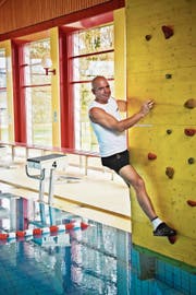 Betriebsleiter Markus Ragaz bereitet den Jubiläumsanlass im Hallenbad Bütschwil vor. (Bild: Anina Rütsche)
