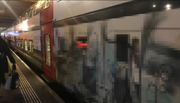 Versprayter Intercity im Bahnhof Bern. Das Bild wurde verpixelt, damit das «Werk» nicht erkennbar ist. (Bild: Watson)