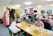Traditionen werden auch im Pavillon beibehalten, wie etwa der Besuch des Samichlaus. (Bild: Stefan Kaiser (Menzingen, 6. Dezember 2018))