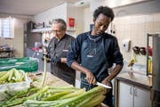 Meron Tesfay arbeitet seit mehr als einem Jahr für Lucas Rosenblatt, der in Meggen ein Catering führt. Ob er hier bleiben darf, ist ungewiss. Bild: Pius Amrein (Meggen, 6. Dezember 2018.)