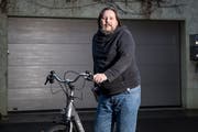 Bei Wind und Wetter ist Mario Beck auf seinem E-Bike unterwegs. (Bild: Mareycke Frehner)
