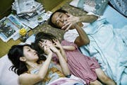 Juri (Mitte) erfährt Nähe und Zuneigung von einer unkonventionellen Familie (Sakura Andô als Nobuyo, Lily Franky als Osamu). (Bild: Cineworx)