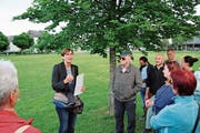 Ein Quartierrundgang mit Monique Trummer (zweite von links). (Bild: Adrian Lemmenmeier (25. Mai 2018))
