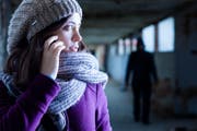 Neben Wegweisung und Rückkehrverbot soll die Polizei neu auch Annäherungs-, Kontakt- und Rayonverbote aussprechen können. (Bild: Alessandro de Leo/Fotolia)