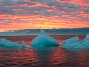 Schwimmende Eisbrocken im arktischen Meer vor Alaska. (Bild: KEYSTONE/ALASKA NEWSPAPERS/BETH IPSEN)