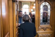Doris Leuthard verlässt den Saal nach ihrem letzten Auftritt als Bundesrätin. (KEYSTONE/Alessandro della Valle)