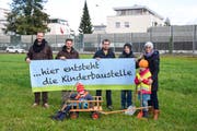 Von diesem Team wird die Kinderbaustelle umgesetzt: Samuel Rissi, Präsident des Vereins Kinderbaustelle Wil (von links), Projektleiter Samuel Roth, das Ehepaar Lukas und Brigitte Hink, Projektbegleitung und Andrea Schwörer, Mitglied des Vorstands. (Bild: Miranda Diggelmann)