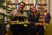 Andreas Barth hat die Krippe aufbewahrt, die ihm schon als Kind so gut gefiel. Seine Frau Tanja Barth erfreut sich jedes Jahr an der Weihnachtspyramide. (Bild: Anina Rütsche)