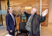 Bankleiter Ruedi Bleichenbacher und der Wallenwiler Künstler Hardy Hepp diskutieren am Tag der offenen Tür angeregt über das neue Konzept der Eschliker Raiffeisenbank. (Bild: Christoph Heer)