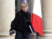 Nach Einschätzung von Verkehrsministerin Elisabeth Borne schlagen die Ankündigungen Macrons mit etwa acht bis zehn Milliarden Euro zu Buche. «Wir werden sehen, wie wir diese Massnahmen finanzieren.» (Bild: Keystone/EPA/ETIENNE LAURENT)