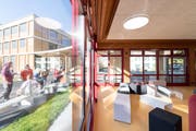 Blick vom neuen Aufenthaltsraum des BWZ Uri auf den Erweiterungsbau. (Bild: Valentin Luthiger)