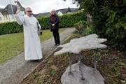 Gemeindeleiter Thomas Mauchle segnet gemeinsam mit Pfarrerin Sabine Gäumann die Gedenkstätte für Sternenkinder. (Bild: Donato Caspari)