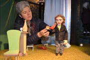 Regisseurin Barbara Rhyner befestigt dem Diener Johann die Skier auf den Schultern. (Bild: Adi Lippuner)