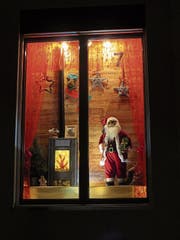 Der Brauch der Adventsfenster lebt auch in Ennetbürgen. (Bild: PD)