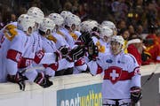 Lino Martschini, hier mit der Schweizer Nationalmannschaft am Deutschland Cup (Bild: Georgios Kefalas/Keystone (10. November 2018))