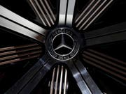 Der deutsche Autobauer Daimler gibt Milliarden für Batteriezellen für Elektroautos aus. (Bild: KEYSTONE/AP/MATTHIAS SCHRADER)