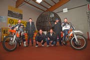 Die beiden «Crazy Nock Brothers» Patrick und Amando auf ihren Motorrädern, dazwischen Stuntman Marvin Bauer, Manager Nils Clemens, Stuntman Mike Bauer und Kartbahn-Besitzer Gaetano Bivano vor der Todeskugel. (Bild: Mario Testa)