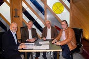 Sie haben den Patronatsvertrag unterzeichnet (von links): Thomas Huwyler, Geschäftsführer Esaf, Heinz Tännler, OKP Esaf, Andreas Hotz, Vorsitzender GPK und Georges Helfenstein, Mitglied GPK. (Bild: PD)