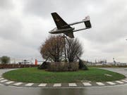 Die «Vampire» kehrt nach der Reparatur an ihren Standort im Kreisel zurück. (Bild: pd)