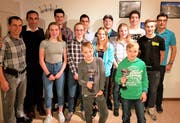 Der Vorstand des Velo-Moto-Clubs Silenen verdankt den Profis und Nachwuchstalenten eine erfolgreiche, vergangene Saison: Hintere Reihe von links: Sandro Da Mocogno, Markus Zberg, Patrick Tresch, Reto Indergand, Christian Zberg, Roman Zberg und Beat Zberg, Mitte von links: Delia Da Mocogno, Aline Epp, Lea Arnold, Melanie Tresch und Nik Küttel sowie vorne von links: Tom und Chris Furrer. (Bild: PD)