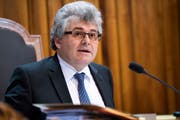 Der Innerrhoder CVP-Ständerat Ivo Bischofberger im Parlament. (KEYSTONE/Anthony Anex)