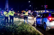 Deutsche Polizisten kontrollieren an der Deutsch-Französischen Grenze in Kehl alle Fahrzeuge, die aus Strassburg heraus fahren. (Bild: Keystone)