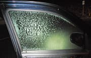 Nachdem zwei Autofahrer ihre Scheibe ungenügend von Eis befreiten, müssen sie sich nun vor der Staatsanwaltschaft verantworten. (Bild: PD/Luzerner Polizei)