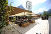 Neubau im Stil eines Stalls: Der Aussenbereich der neuen Gotthard-Raststätte bei Schattdorf. (Bild: Urs Hanhart (Schattdorf, 11. Mai 2018))
