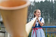 Malina Grimm spielt mit Leidenschaft Alphorn. Das grosse Vorbild der Affeltrangerin ist Lisa Stoll. (Bild: Donato Caspari)