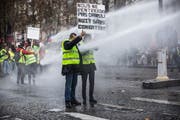 Beispielsweise auf der bekannten Champs-Elysées demonstrieren die «Gelbwesten». (Bild: EPA/Christophe Petit Tesson, Paris, 24. November 2018)