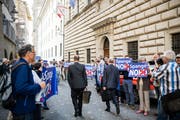 Die Bewohner des Maihof-Quartiers protestieren zu Beginn der Kantonsratssession vor dem Regierungsgebäude gegen das Verkehrsprojekt Spange Nord. (Bild: Roger Grütter (Luzern, 16. April 2018))