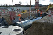 Als zusätzliche Schutzwirkung wird der Tankstellentank, der ein Fassungsvermögen von 120000 Liter hat, mit Sand fixiert. (Bild: Beat Lanzendorfer)
