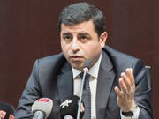 Der kurdische Politiker Selahattin Demirtas ist ein scharfer Kritiker von Präsident Recep Tayyip Erdogan. Er sitzt wegen Terrorvorwürfen seit mehr als zwei Jahren in Untersuchungshaft. Der Europäische Gerichtshof für Menschenrechte (EGMR) hat die Freilassung von Demirtas angeordnet. (Bild: KEYSTONE/LUKAS LEHMANN)