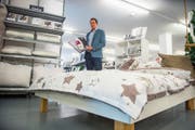 Thomas Meier, CEO des Lehner-Versands, in der Bettwäsche-Abteilung der Filiale in Schenkon. Bild: Dominik Wunderli (11. Dezember 2018)