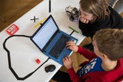 In Uri sollen Open-Source-Programme auch an Schulen genutzt werden. (Bild: Schüler beim Programmieren eines Legoroboters, Keystone/Peter Klaunzer, November 2018)