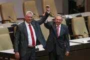 Raul Castro (rechts) übergibt das Zepter an Miguel Diaz-Canel. (Bild: EPA/Adalberto Roque, Havanna, 19. April 2018)