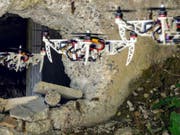 Wo es eng wird, klappt sich die Drohne aus der X- in eine H-Form zusammen. (Bild: UZH)