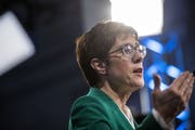 Die neue CDU-Chefin folgt auf Angela Merkel, welche die Partei zuvor 18 Jahre lang geleitet hat. (Bild: Getty/Thomas Lohnes, Hamburg, 8. Dezember 2018)