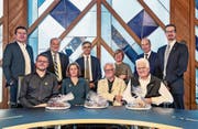 Der Zuger Stadtrat mit den Geehrten (von links, sitzend): Ueli Kleeb, Caroline Lötscher, Heiri Scherer und Josef Strickler. (Bild: PD)