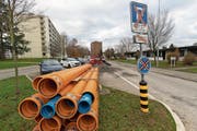 Oben: die Letzistrasse Richtung Süden fotografiert, mit der aktuellen Abwasser-Baustelle und den schrägen Parkplätzen. (Bild: Roger Zbinden (Zug, 8. Dezember 2018))